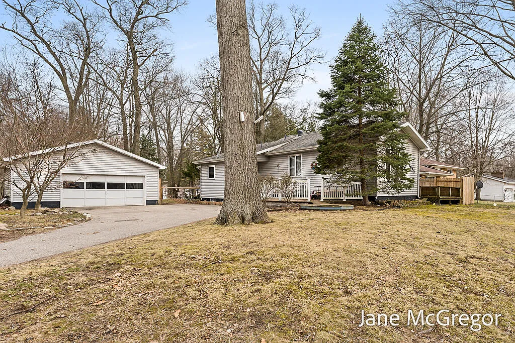 3520 Algonquin Dr photo 1