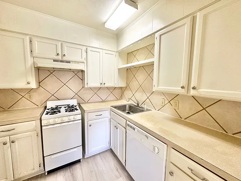 419 W Sycamore St — Photo 12