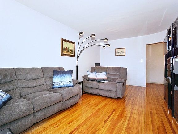 5th image of 2553 E 7th St APT 6A