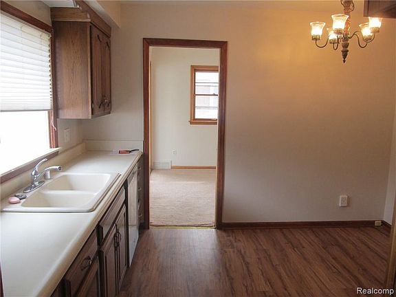 4th image of 17747 W Outer Dr