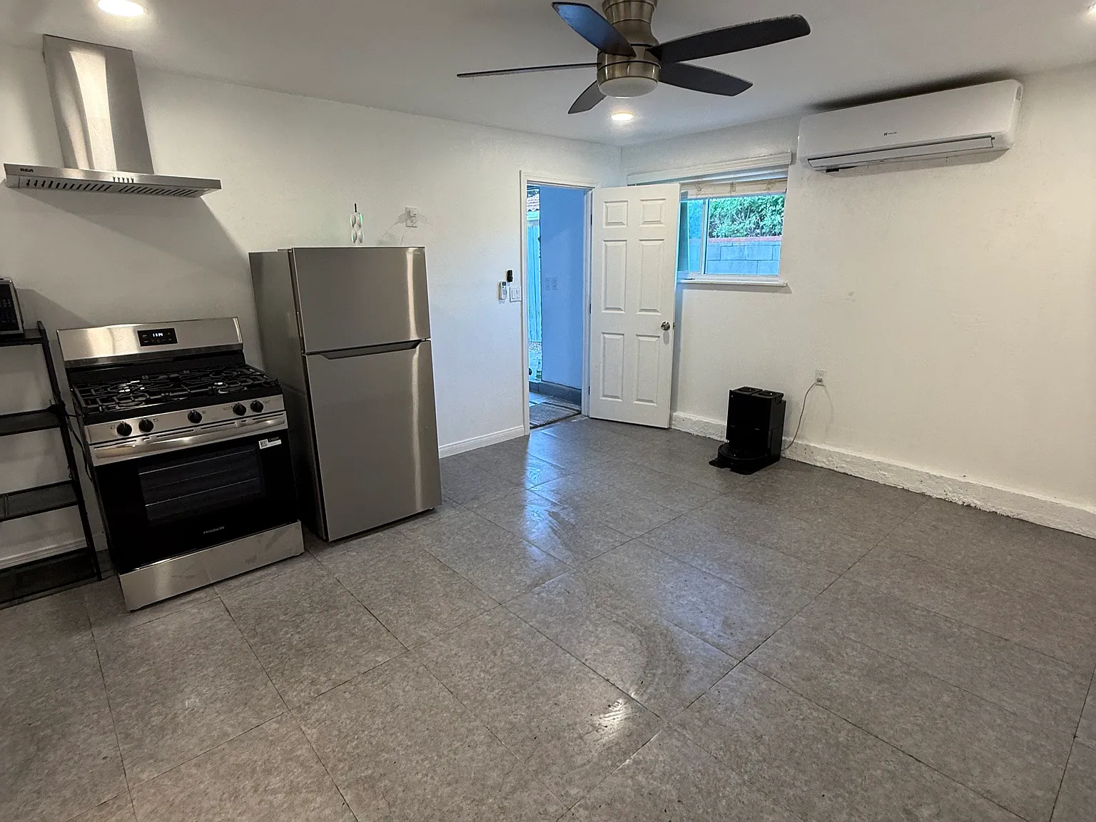 Studio, 450 sqft, $1,850 — Photo 3