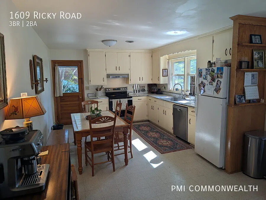3 bed / 1.5 bath single family home (Available Now) — Photo 2