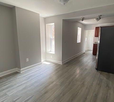 2nd image of 3581 Richmond St