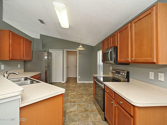 3rd image of 1208 Auburn Lakes Dr