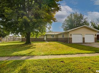 2 Wilshire Pl, Stonington, IL 62567