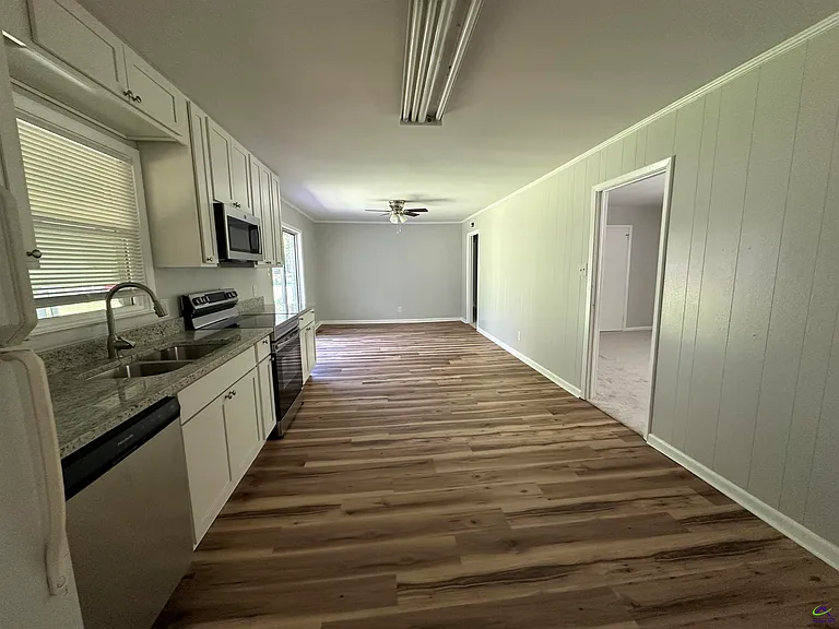 1021 Greenwood Dr — Photo 5