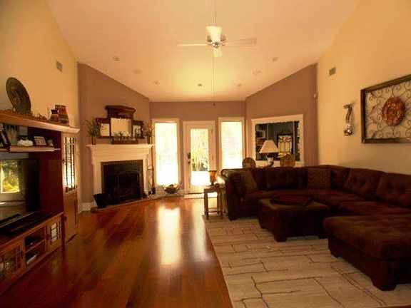 4th image of 1121 Ravenwood Cir