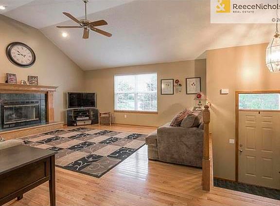 2nd image of 1059 NE Scenic Pl
