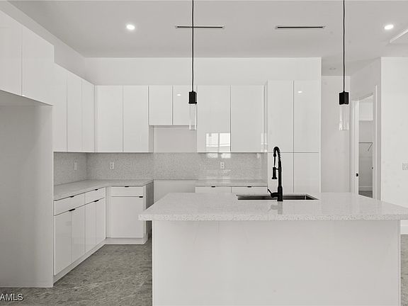 4th image of 308 NW 10th Ter
