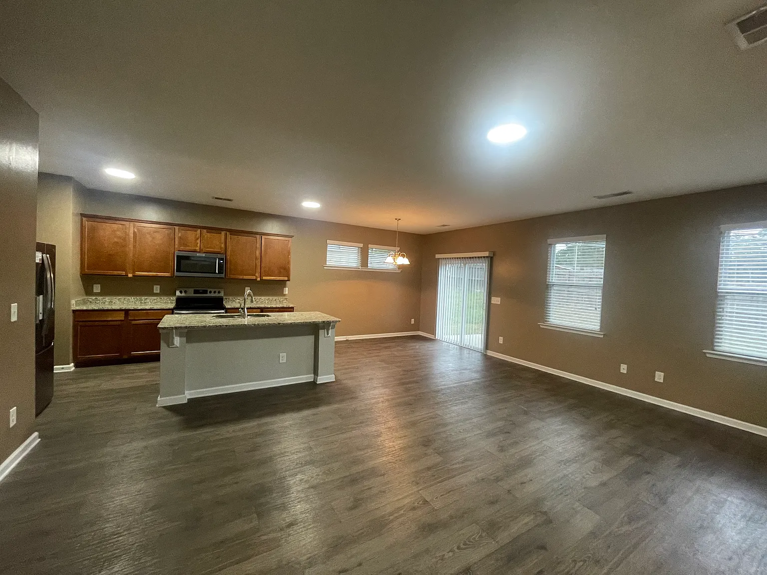 3 bed, 2.5 bath, 1950 sqft, $2,200 — Photo 3