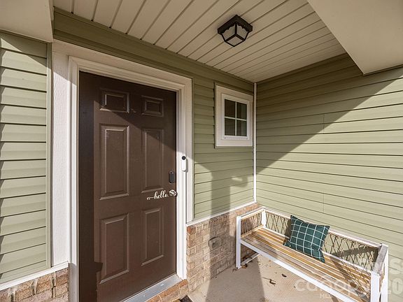5th image of 819 Yorkshire Dr