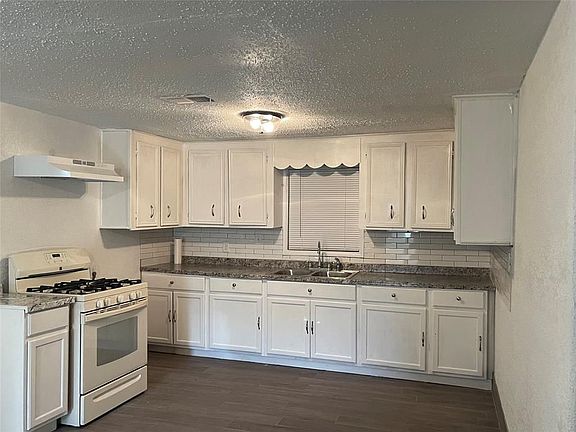 5th image of 406 E Houston Ave