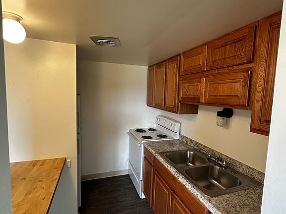 3rd image of 320 Whitestown Vlg #10