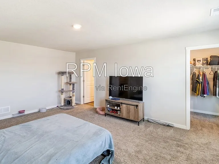 3220 NW Greenwood St — Photo 8