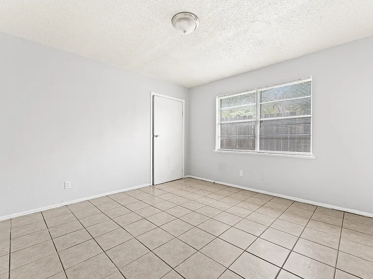 500 E Craven Ave — Photo 7