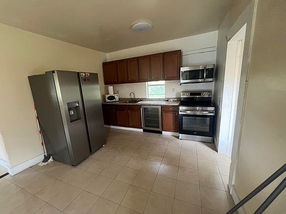 5th image of 421 N 10th St