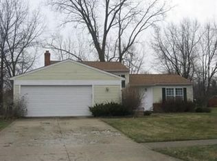 8751 Fairlane Dr, Olmsted Township, OH 44138