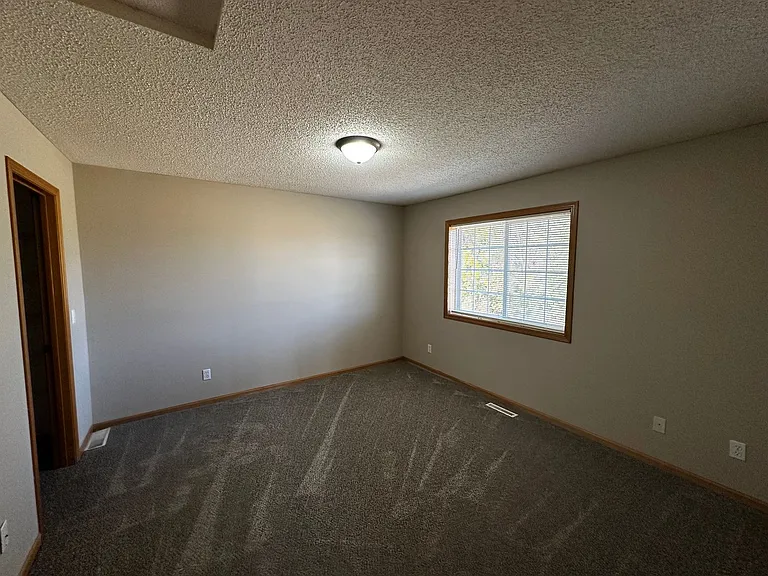 402 Creekside Dr — Photo 10