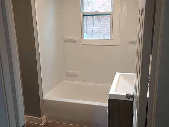 4th image of 8802 Bancroft Ave #1