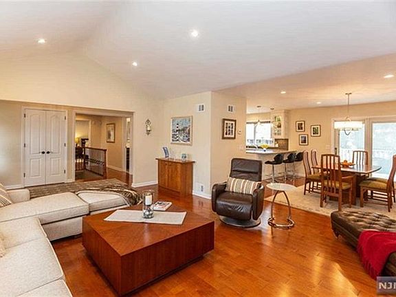 5th image of 137 Ross Ave