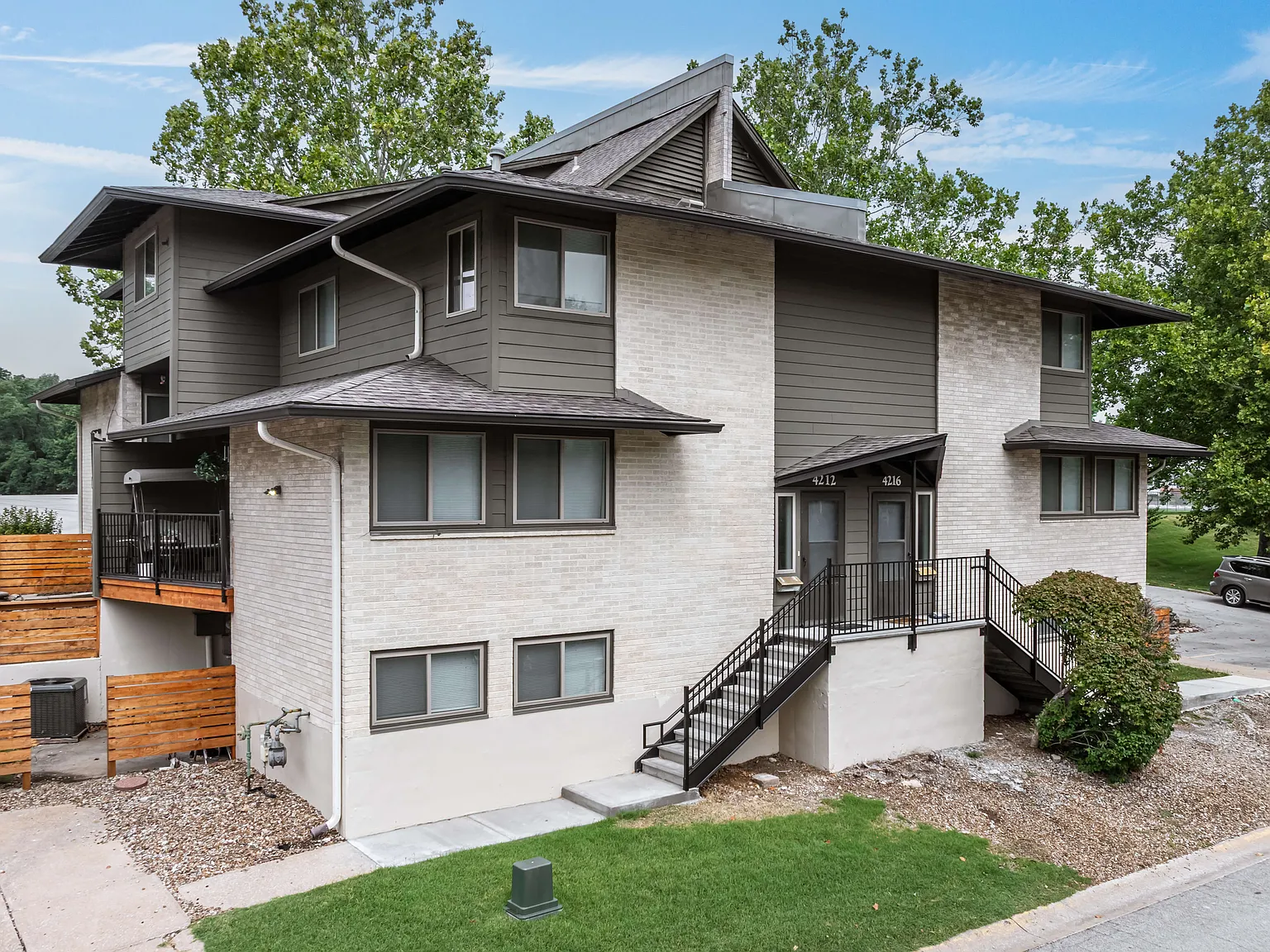 Briar Hill — Photo 1