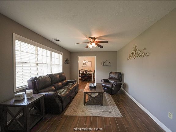 3rd image of 3501 Tanglewood Dr