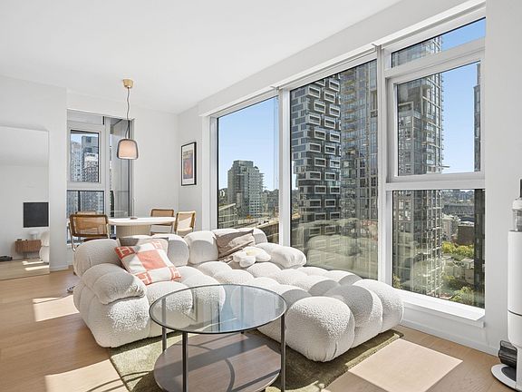 5th image of 889 Pacific St #902