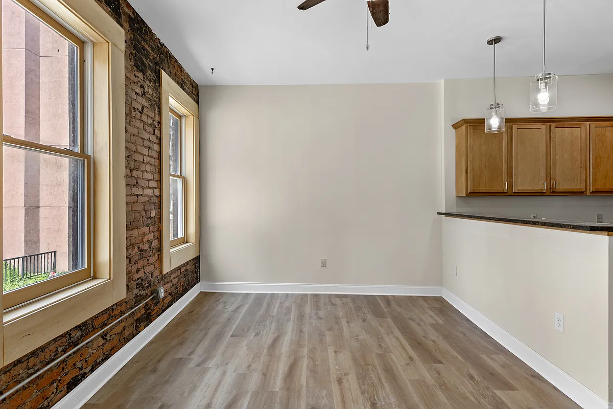 Building Photo - 111 N Pine St #3