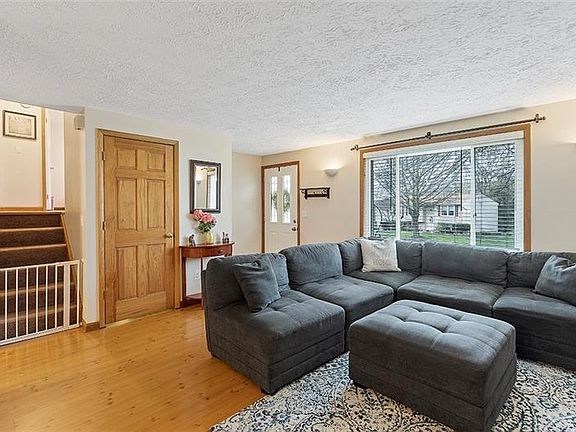 3rd image of 736 Skyview Dr