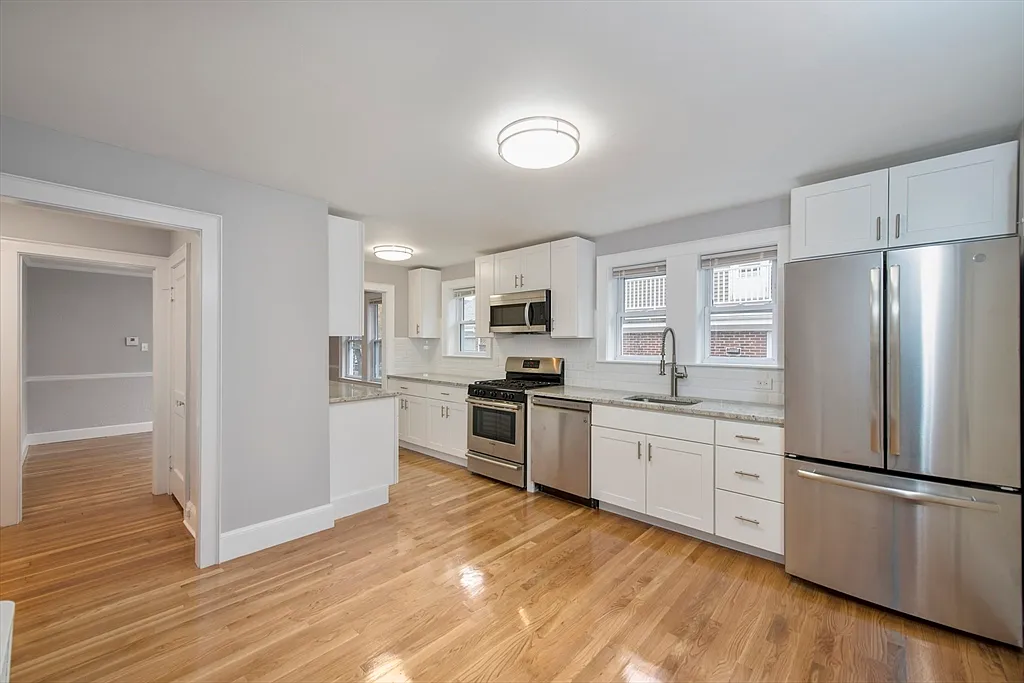 3 bed, 1.0 bath, 1300 sqft, $3,450 — Photo 3