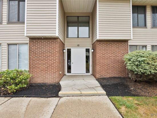 12 Southcreek Ct #B, East Amherst, NY 14051