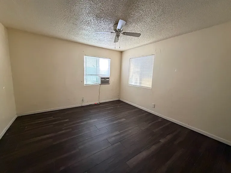 921 W Houston Ave — Photo 12