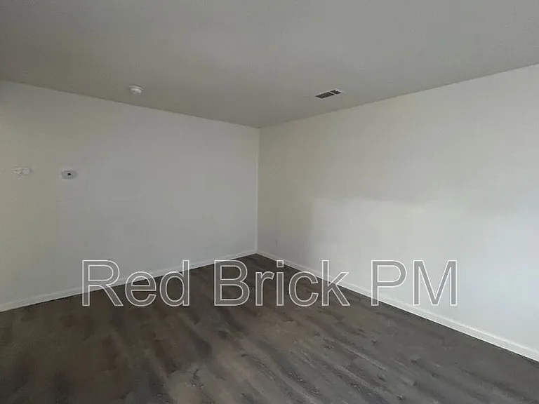 101 Kings Ave — Photo 2