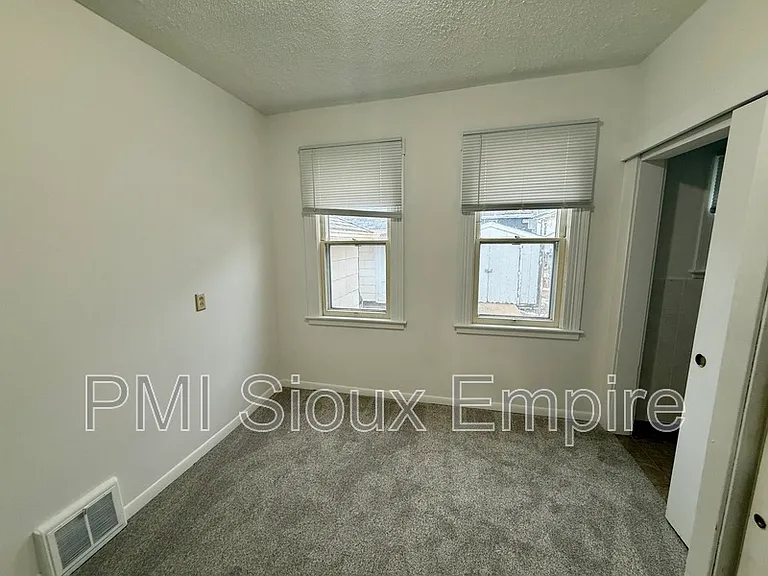 734 W 10th St #2 — Photo 4