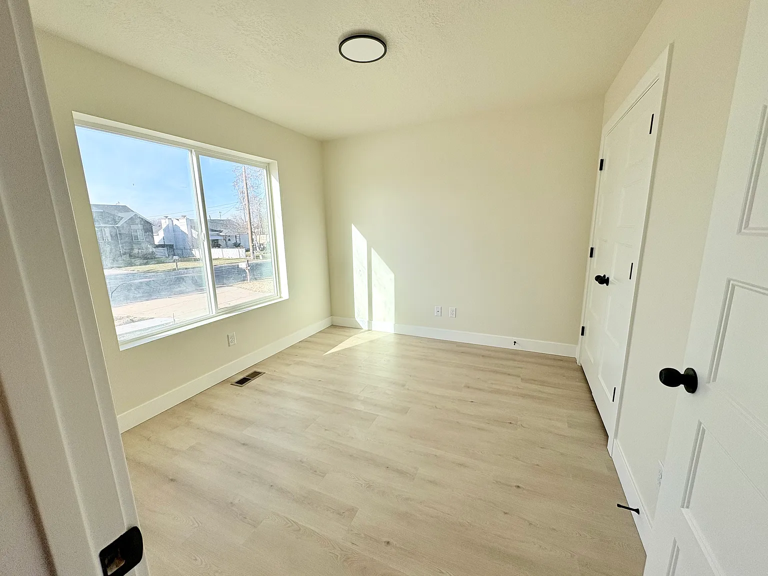 6 bed, 3200 sqft, $3,600 — Photo 4