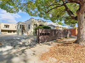 1127 Manzanita St