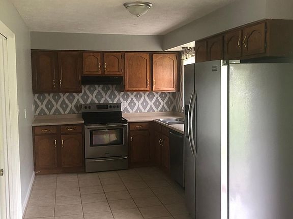 3rd image of 141 Lakeview Dr