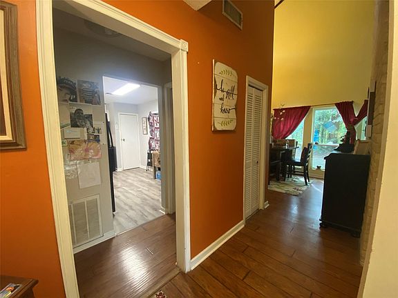 3rd image of 26604 Edgewood Ct