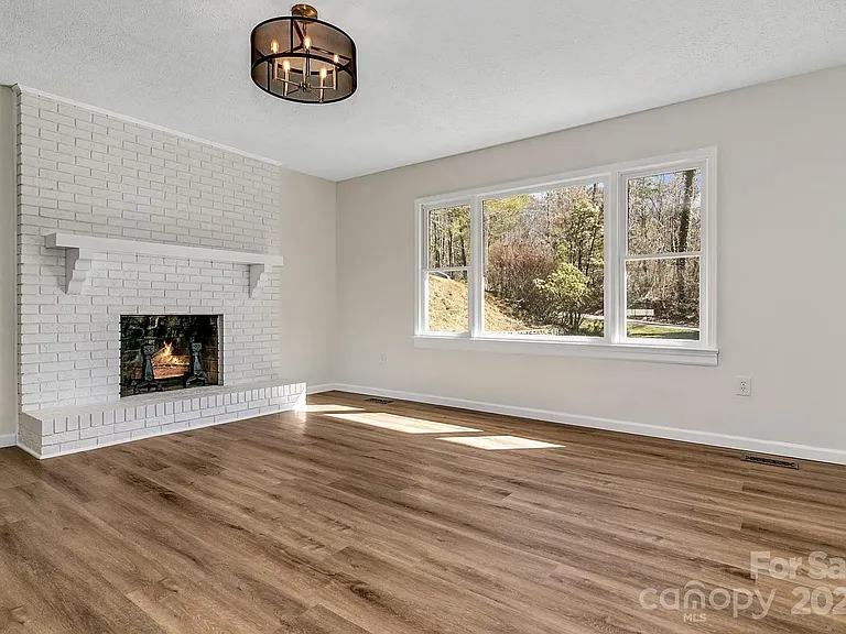 1085 Jenkins Valley Rd — Photo 5