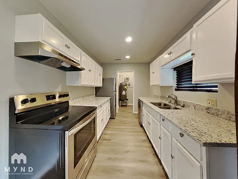 11807 Roandale Dr — Photo 3