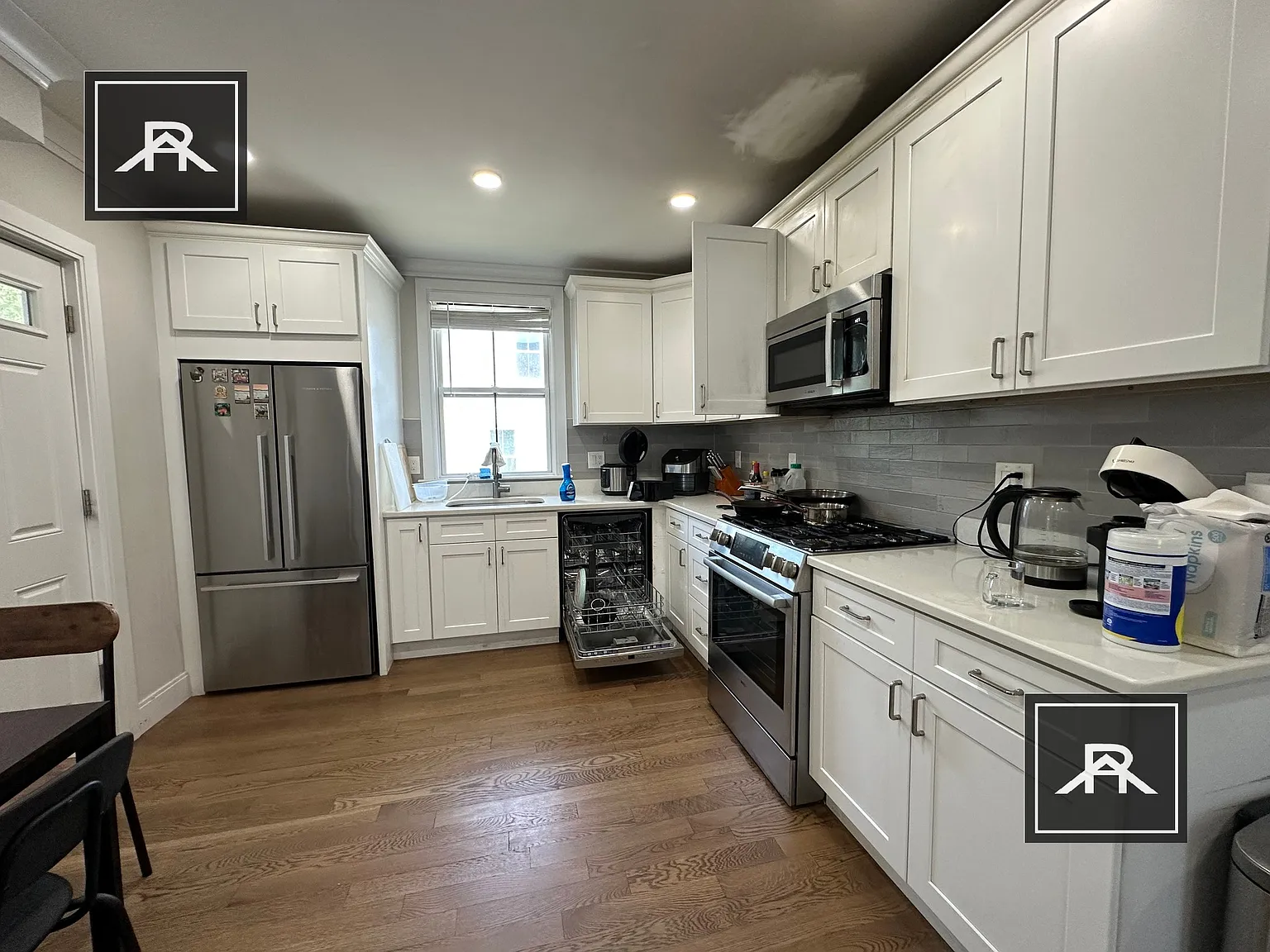 4 bed, 2.0 bath, 2200 sqft, $5,600 — Photo 2
