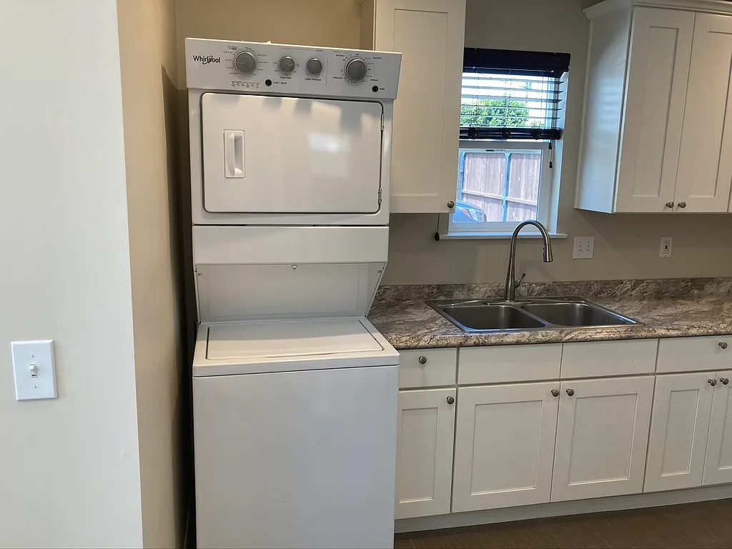 1 bed, 400 sqft, $2,200 — Photo 2