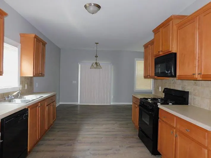 2825 Harcourt Dr — Photo 4