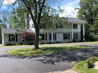 3121 W Ridgeline Ct, Mequon, WI 53092