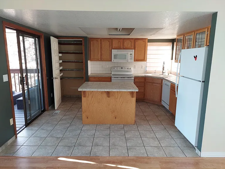 1780 E Shaw Mountain Rd — Photo 2