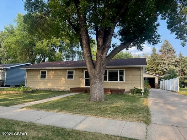 1718 7th Ave NW, East Grand Forks, MN 56721