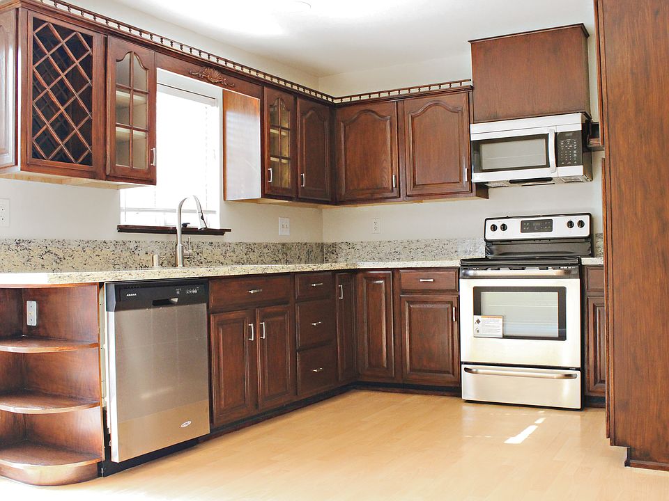 2nd image of 811 Hampshire Ln