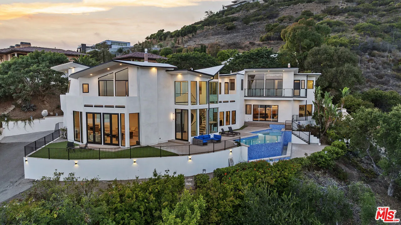 7 bed, 7.5 bath, 7400 sqft, $60,000 — Photo 4