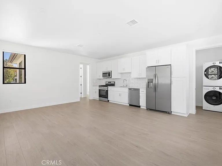 5061 1/2 Cartwright — Photo 2