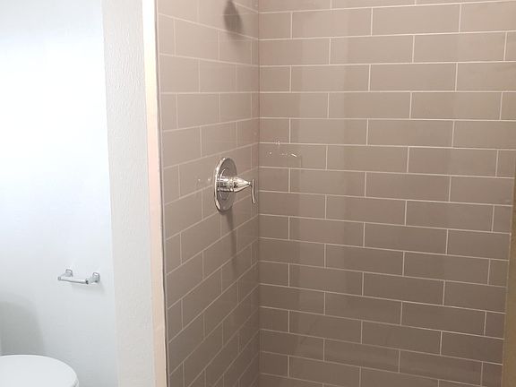 3rd image of 605 Cedar Dr